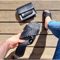 GEVLOCHTEN ZWARTE SLIPPERS